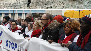 “폭력 멈춰라”… 佛 빨간스카프, 노란조끼에 맞서다