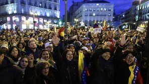 마두로 퇴진 베네수엘라 시위대 35명 사망·850명 체포