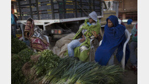 배고픔에 쓰레기 뒤지는 아이들…처참한 베네수엘라 풍경
