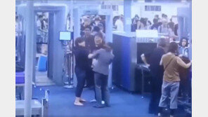 태국 공항서 보안요원 뺨 때린 한국 여성 영상 확산…누리꾼 “국가 망신”