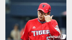 양현종 연봉 23억 동결…‘10.5억 삭감’된 윤석민은 2억에 사인