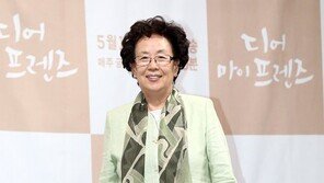 배우 나문희, 고 김복동 할머니 빈소 조문