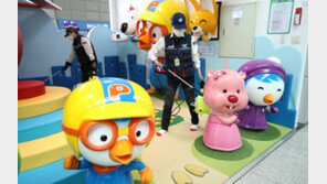 “뽀로로 친구들도 소독해요”…홍역으로 공항 곳곳 소독 작업[퇴근길 한 컷]