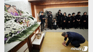 ‘나비처럼 날아가십시오’ 文대통령, 故김복동 할머니 조문