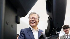 “네이버가 언제 이런 로봇을”…文대통령 연신 감탄