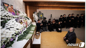 ‘평생동지’ 빈소 찾은 길원옥 할머니 “이렇게 빨리 가시네요”