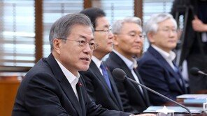 文대통령, 30일 청와대 全직원에 ‘축적의 길’ 설 선물