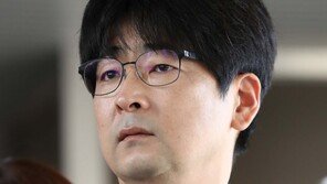 탁현민 “사직서 수리돼 만감 교차”…靑 “아직 수리 안 돼”