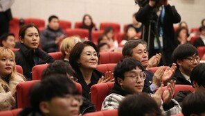 애니 ‘언더독’ 본 김정숙 여사 “세금 쓰니 많이 보셨으면”