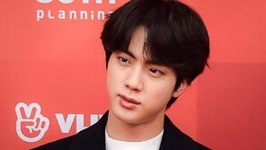 [내가 왜 떴게?] 세상에! 조각이 막 걸어다녀…방탄소년단 진, 얼굴 1등