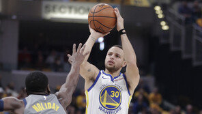 ‘3점슛 지존’ 커리, 7시즌 연속 200개 대기록