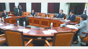 한국당 없이 열린 정보위