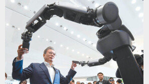 한국판 CES 찾아… 로봇팔 잡은 文대통령