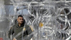 美, 국경에 병력 수천명 추가 배치…철조망 설치작업·감시