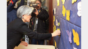 김복동 할머니 빈소, 이틀째 애도 행렬…오후엔 입관식