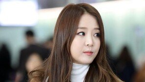 배지현, 남편 류현진과 다정히 출국…미모로 ‘내조’