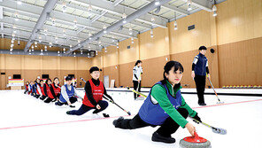 [생활체육 7330] 의정부 여성컬링동호회를 아시나요…10대부터 50대까지 빙판 위 ‘웃음꽃’
