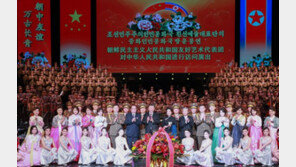 김정은 방중 때도 통제 않은 호텔 건너편 인도 통행, 이번엔 왜 막았나