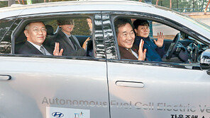 이낙연 총리, 현대차 방문… 정의선 부회장과 수소차 시승