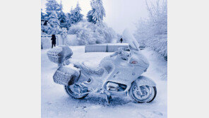 유럽, 폭설-한파 피해 속출… 꽁꽁 얼어붙은 오토바이