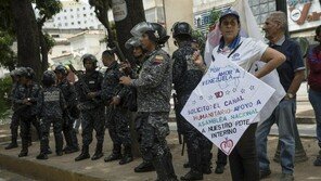 마두로, 시위배후로 미국 비난 “남미의 베트남 안될 것”