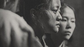 ‘항거’ 유관순 변신 고아성, 결연한 눈빛의 흑백 스틸