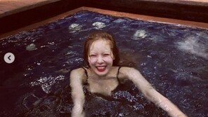 현아, 여행 중 수영복 자태…섹시+깜찍