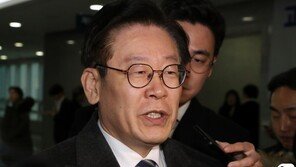 국회 찾은 이재명, 김경수 구속 질문에 ‘묵묵부답’