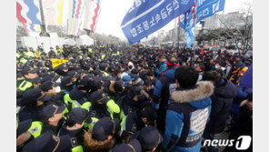 ‘광주형 일자리’ 반대 금속노조 광주시청 앞서 경찰과 충돌