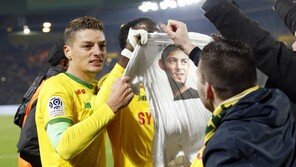 실종된 살라 위하여…낭트, 경기 중단하고 눈물의 기도