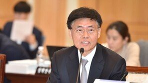 민주당 “한국당, ‘스트립바 강요’ 의혹 최교일 제명·사과해야”