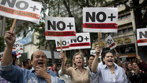 트럼프, 과이도와 통화 “강력지지”… 마두로는 美국민에 영상편지