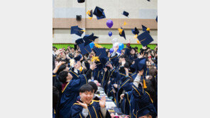 학사모 던지며… 신나는 졸업식