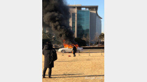 [속보] 국회 잔디광장서 차량 화재…50대 남성 분신 추정