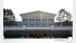 北 김정은, 방중 예술단과 기념사진…“전체 성원에 감사”