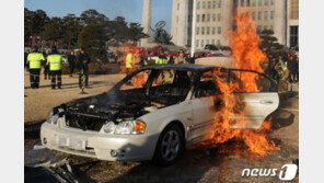 “국회 바로 세워야” 60대男 국회 앞 분신…생명지장 없어