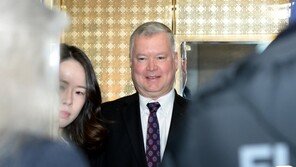 비건 “트럼프, 한국전쟁 종전 준비…美, 北 침공·전복 않을 것”