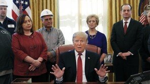 트럼프 “국경장벽 예산 협상 시간낭비”…독자방안 시사