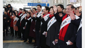 야권, 설 귀성객 민심 잡기…한국당, 연휴에도 릴레이 농성