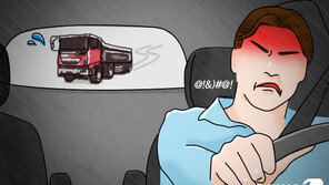 신호 위반 25t 트럭, 사륜전동차 덮쳐 70대 2명 사망