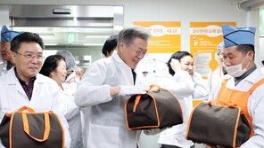 ‘도시락 배달부’로 변신한 文대통령, 결식아동들에게 직접 배달