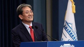 노영민, 靑 참모들에 설맞이 책 선물…‘참모로 산다는 것’