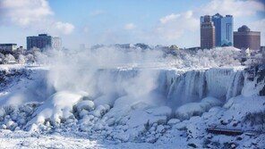 美 중서부 ‘살인 한파’로 최소 21명 사망…나이아가라 폭포도 얼어