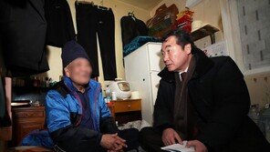 이낙연 총리, 설 명절 앞두고 쪽방촌 방문…홀몸 어르신들 위로