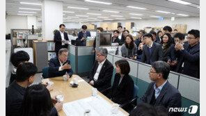 文대통령, 정부 부처 실무 공무원과 대화 추진 검토