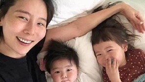 ‘이혼 발표’ 김나영, 설 연휴 첫날 두 아들과 ‘밝은 미소’ 근황 공개