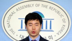 한국당 “文대통령, 경제고통·도시락 함께 주는 산타클로스”