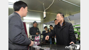 홍남기 “기업 애로 청취…수출활력 회복 방안 마련 중”