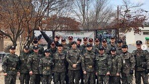 ‘전역’ 주원, 전우들과 단체샷 공개…엄지손가락 세우고 ‘활짝’