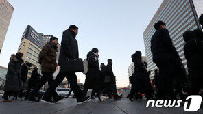 금융보험업 5명 중 1명 ‘억대연봉’…음식숙박업은 0.28%